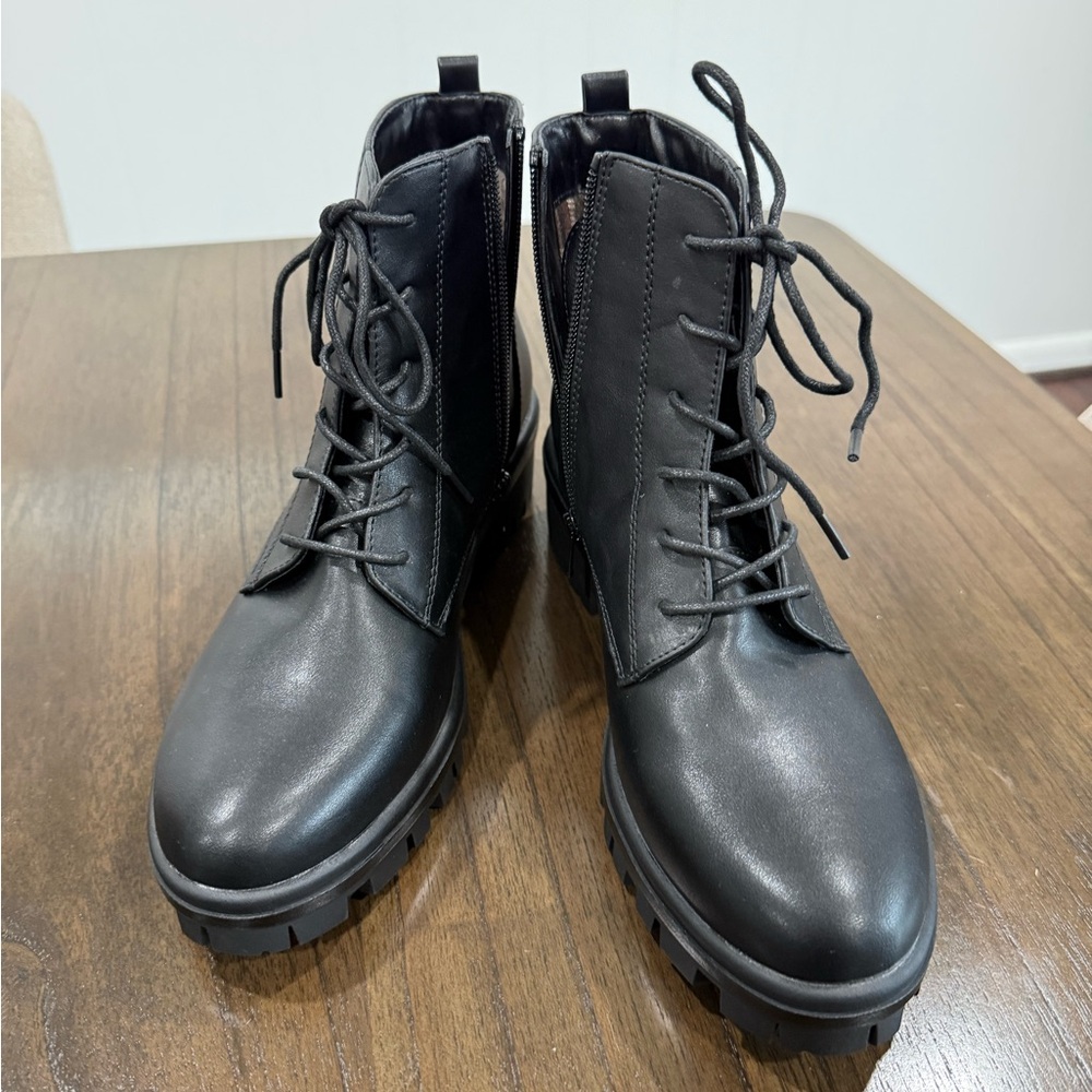 White Mountain Tappy Lace Up Boots - 9